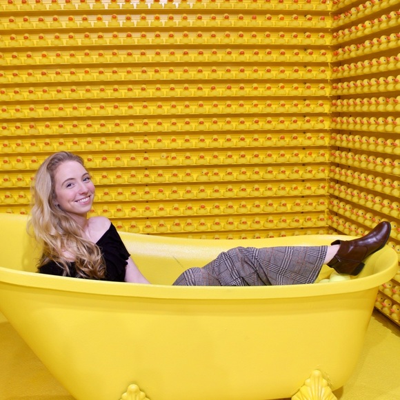 Meet your Posher, Laura - Picture 2 of 2